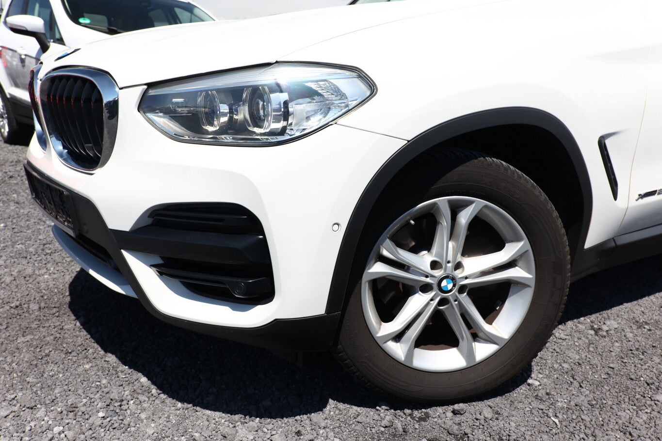 BMW X3 xDrive20d Leder LED Nav AHK Kam SHZ 18Z 130000097 4
