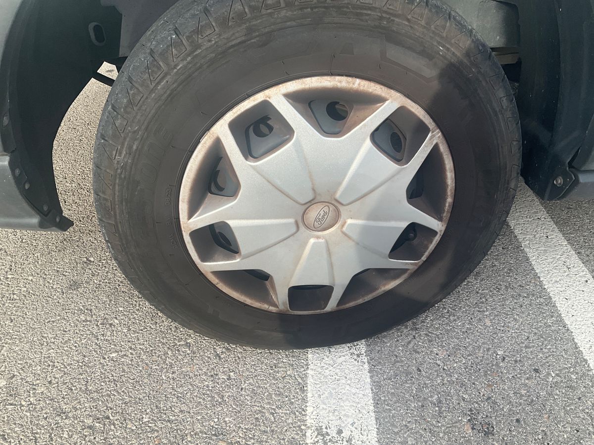 Neumático delantero izquierdo