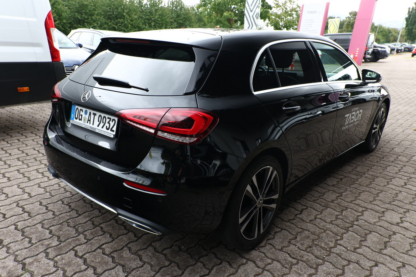 Mercedes-Benz A 180 DCT Edition 19 LED Nav SHZ PDC Kam LM18Z 135547158 2