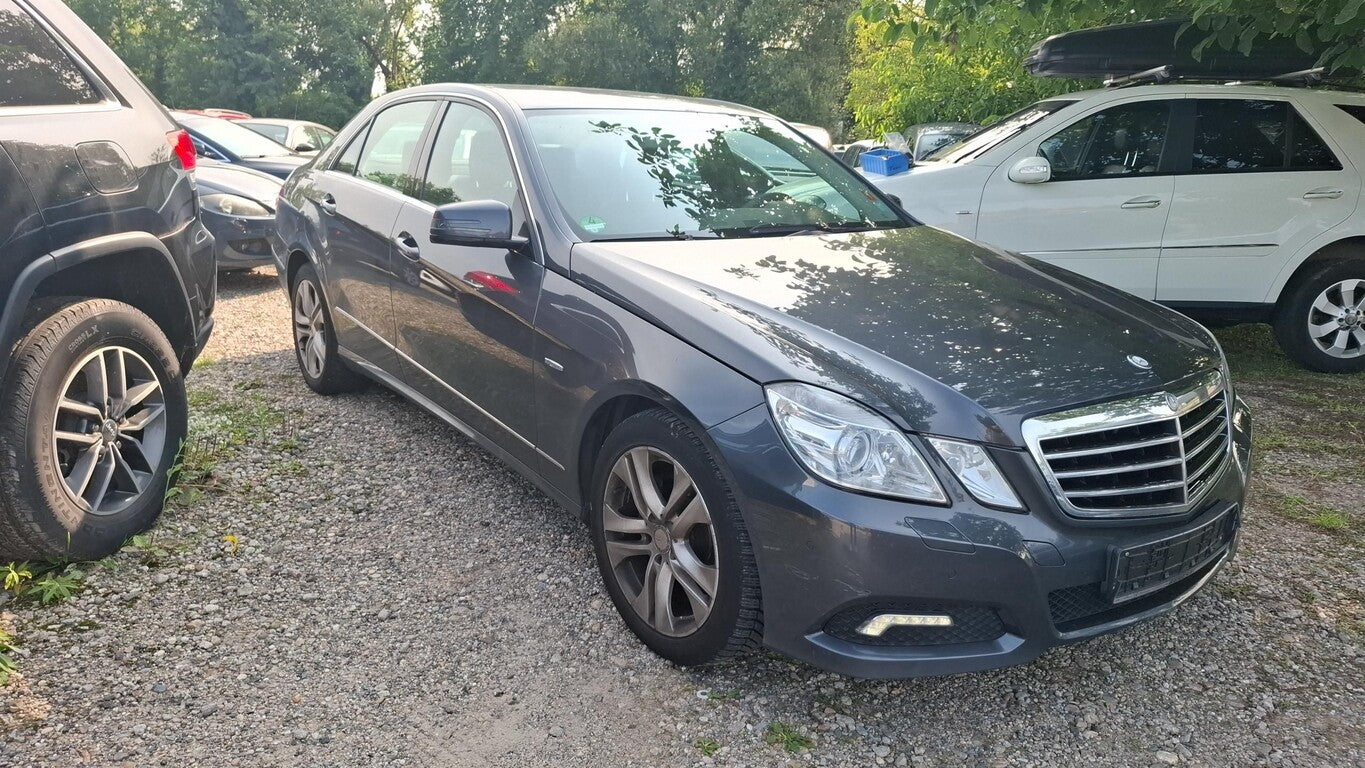 Mercedes-Benz E200 CGI Lim Aut. Avantgarde Navi PDC SHZ Xenon 131786158 1