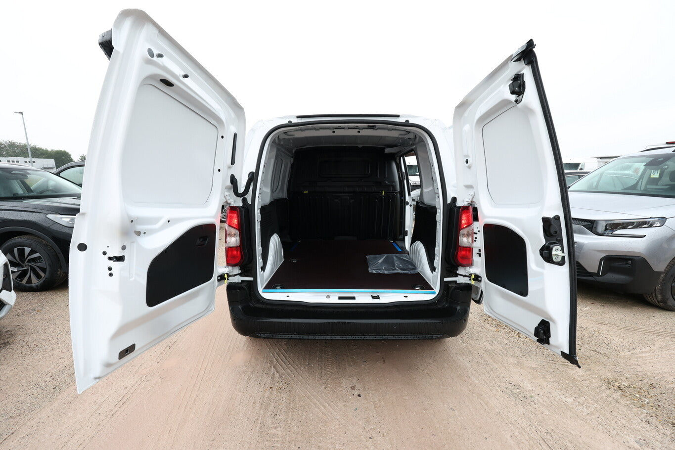 Opel Combo Cargo 1.5 D 130 AT8 3-S Nav Kam BSA PDC/vo 132845922 10