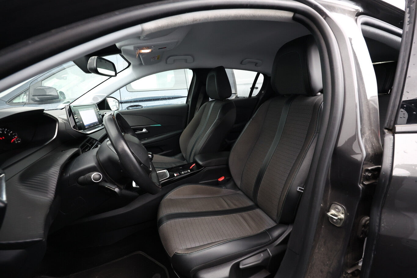 Peugeot 208 1.2 PT 100 Allure LED Nav Kam PDChi KeyL 98104060 5