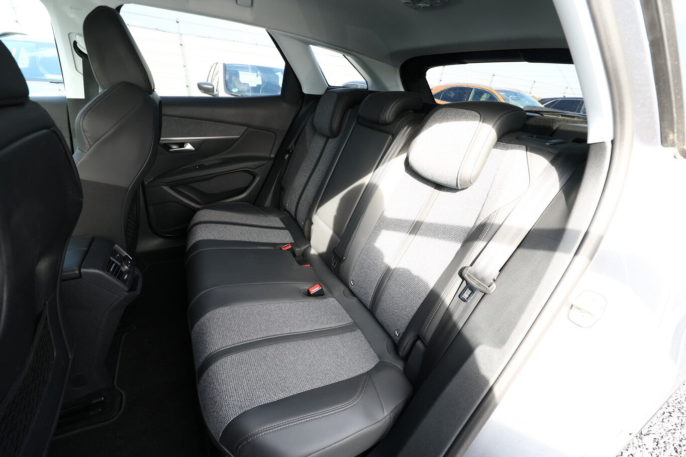 Peugeot 3008 1.2 PT 130 Allure Nav eHk KeyL Kam PDC 18Z 112653040 9