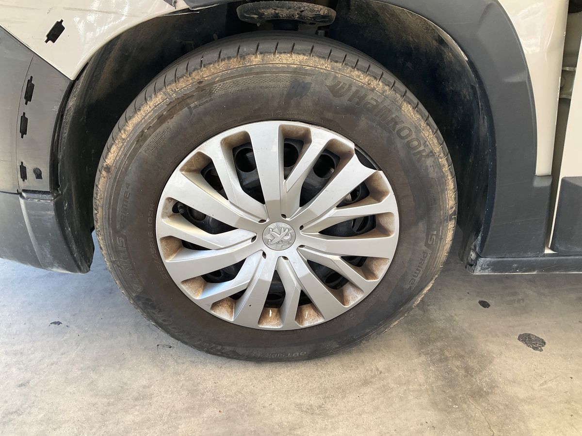 Neumático delantero izquierdo