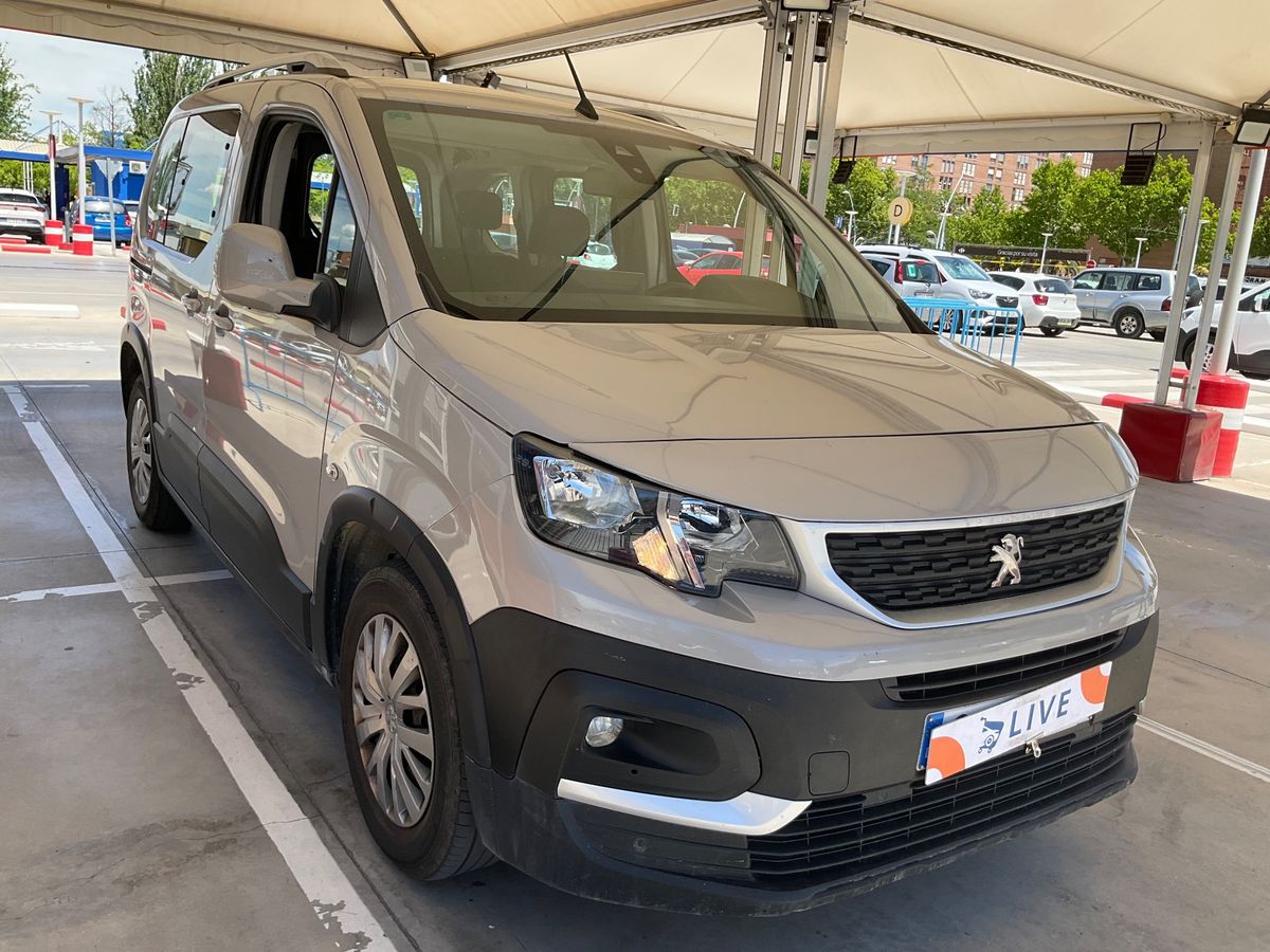 Lateral delantero derecho