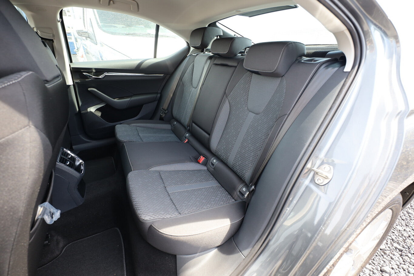 Skoda Octavia Lim eTSI 150 DSG Selec LED Nav SHZ Kessy 99612688 9