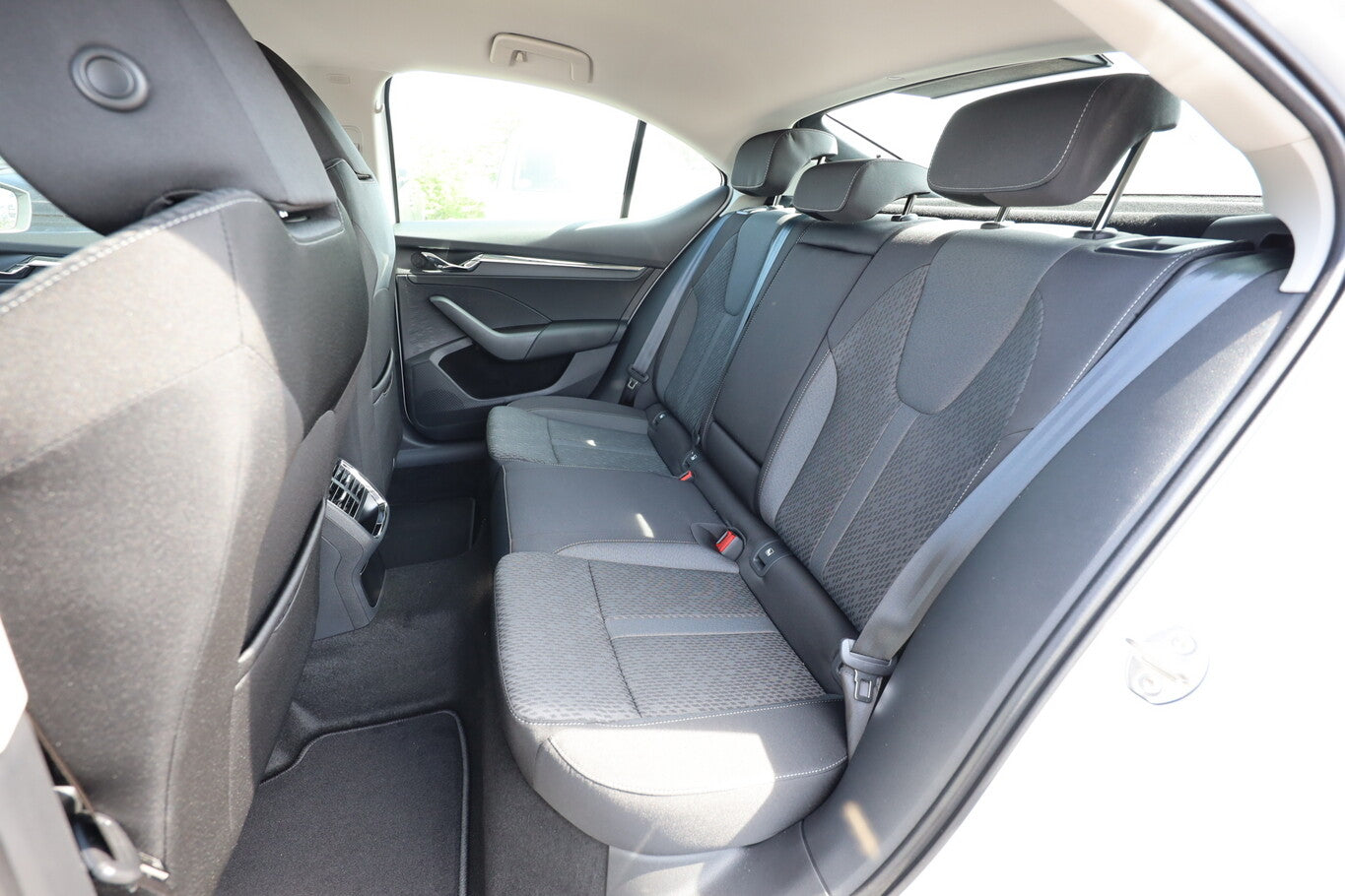 Skoda Octavia Lim TDI 150 DSG Selec LED Nav SHZ Kessy 104308979 9