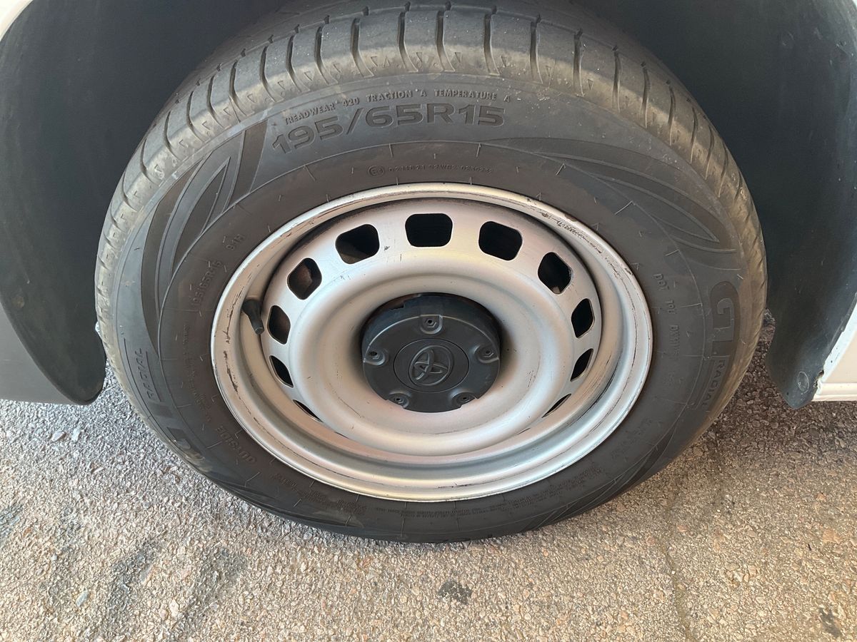 Neumático delantero izquierdo