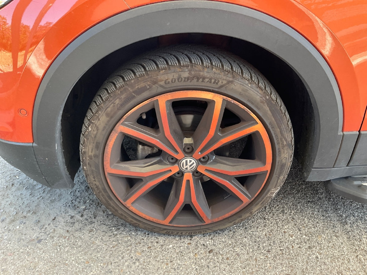 Neumático delantero izquierdo