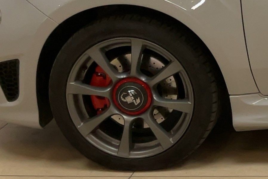 Neumático delantero izquierdo