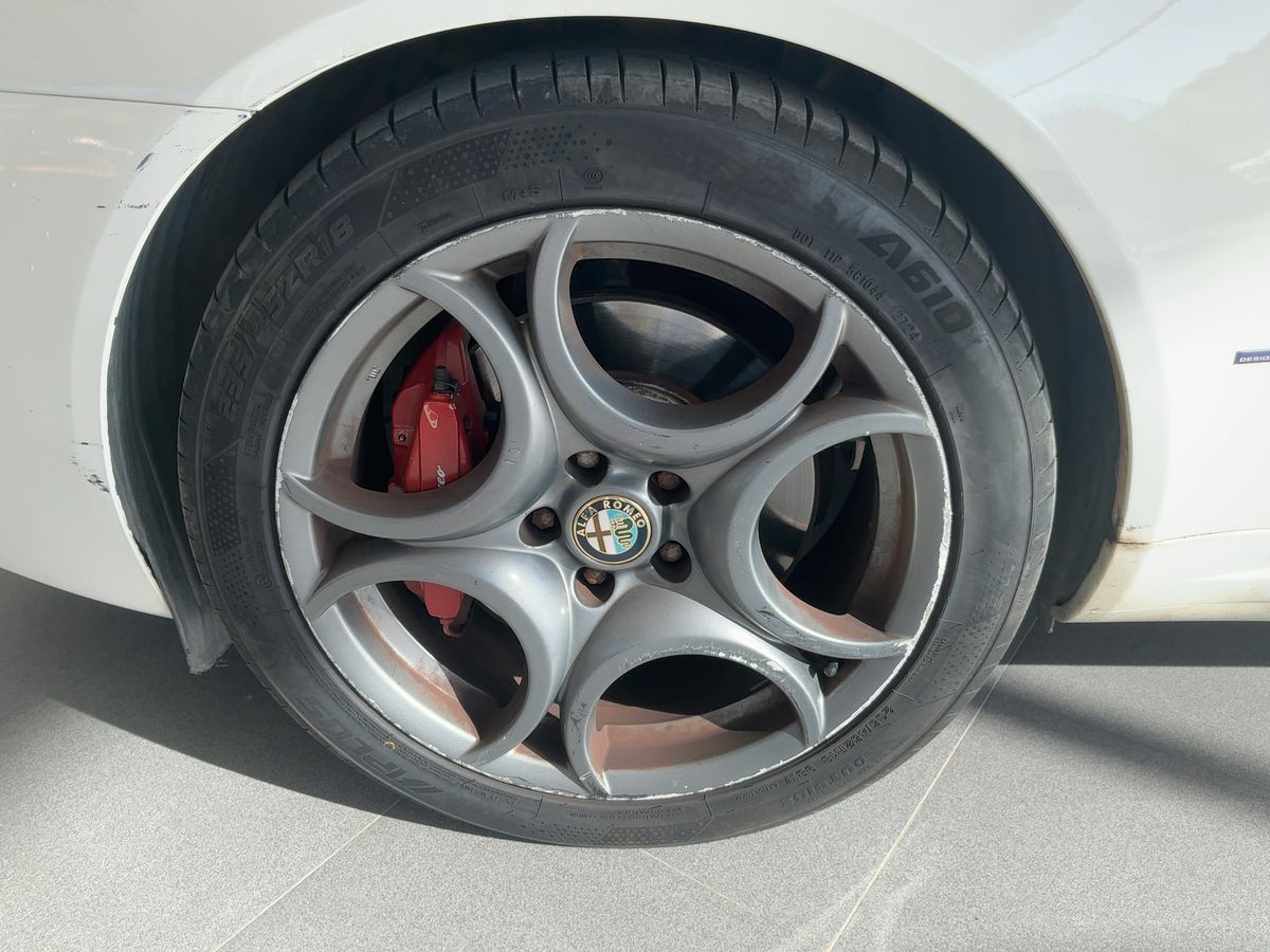 Neumático delantero izquierdo