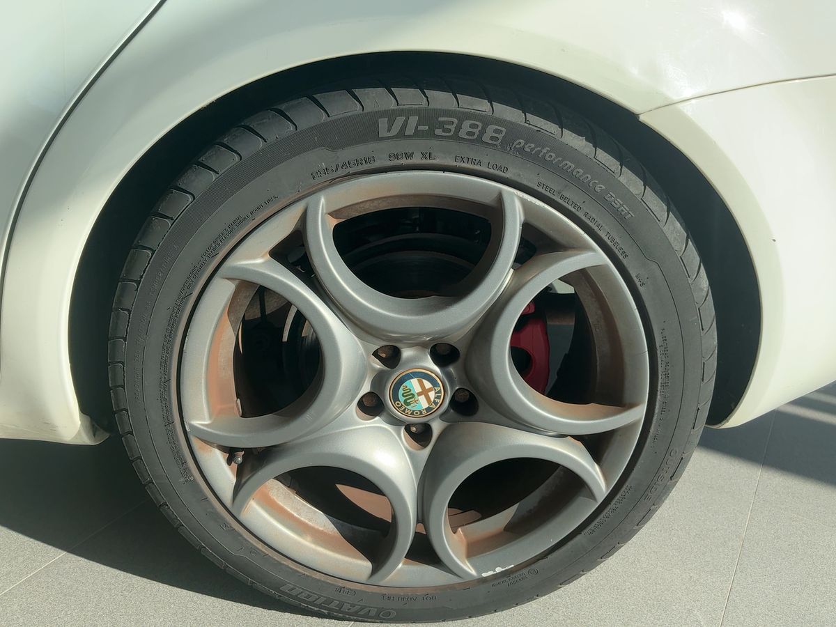 Neumático trasero izquierdo