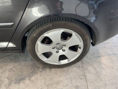 Neumático trasero izquierdo