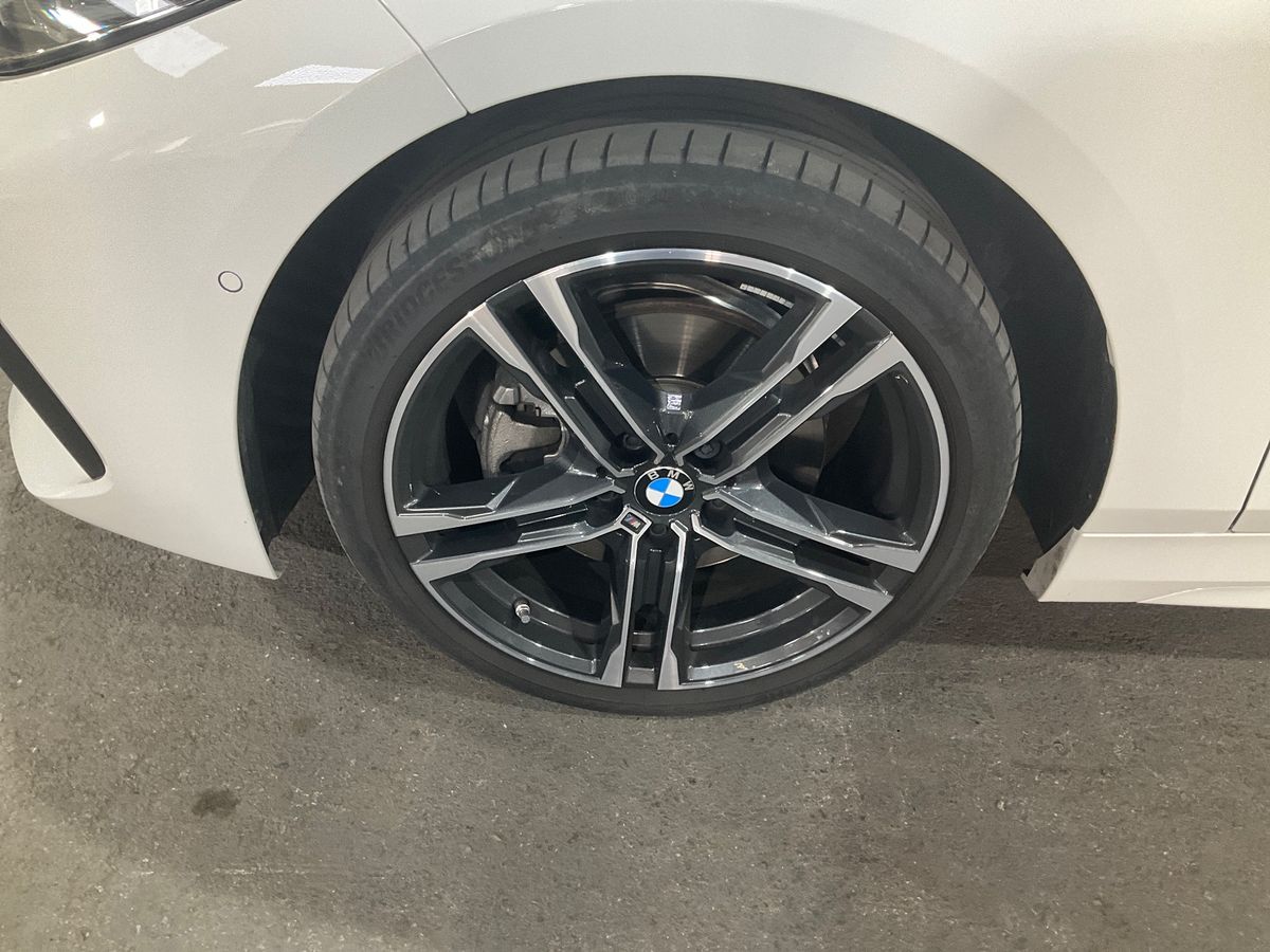 Neumático delantero izquierdo