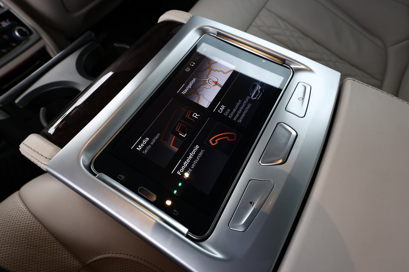 BMW 750Ld B/W InnovP FondE Pano NightV StandH SoftC 148007992 10
