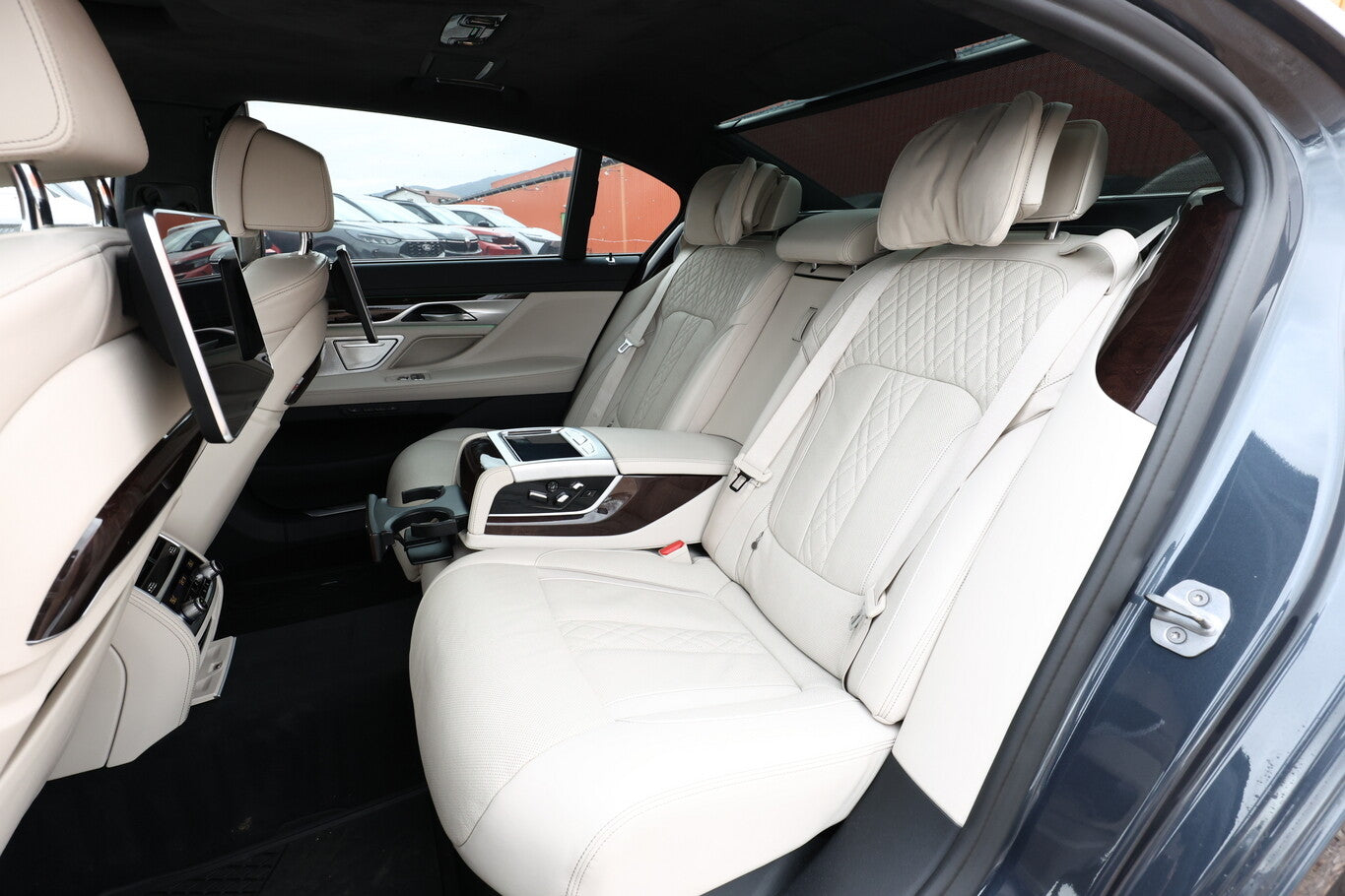 BMW 750Ld B/W InnovP FondE Pano NightV StandH SoftC 148007992 9
