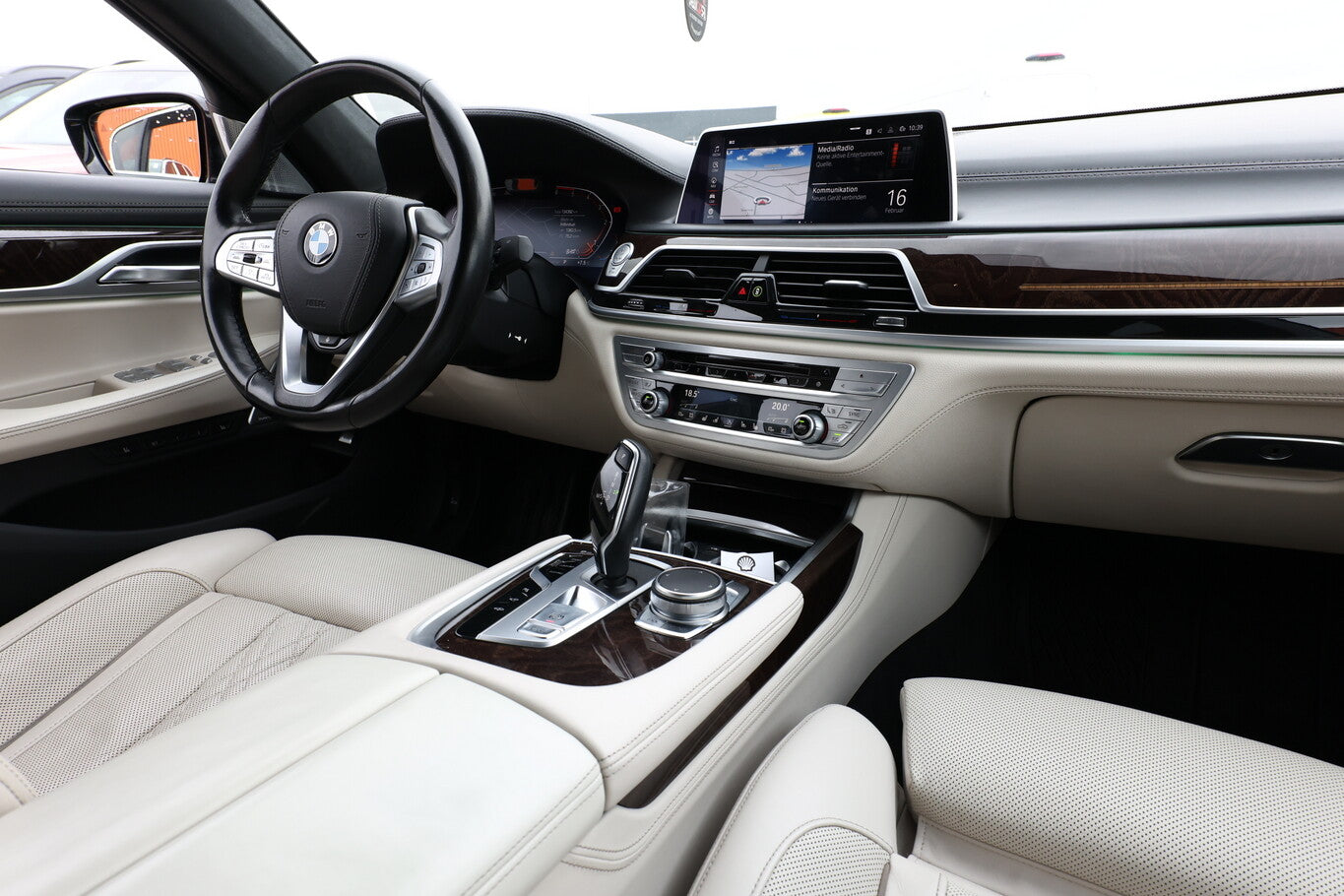 BMW 750Ld B/W InnovP FondE Pano NightV StandH SoftC 148007992 8