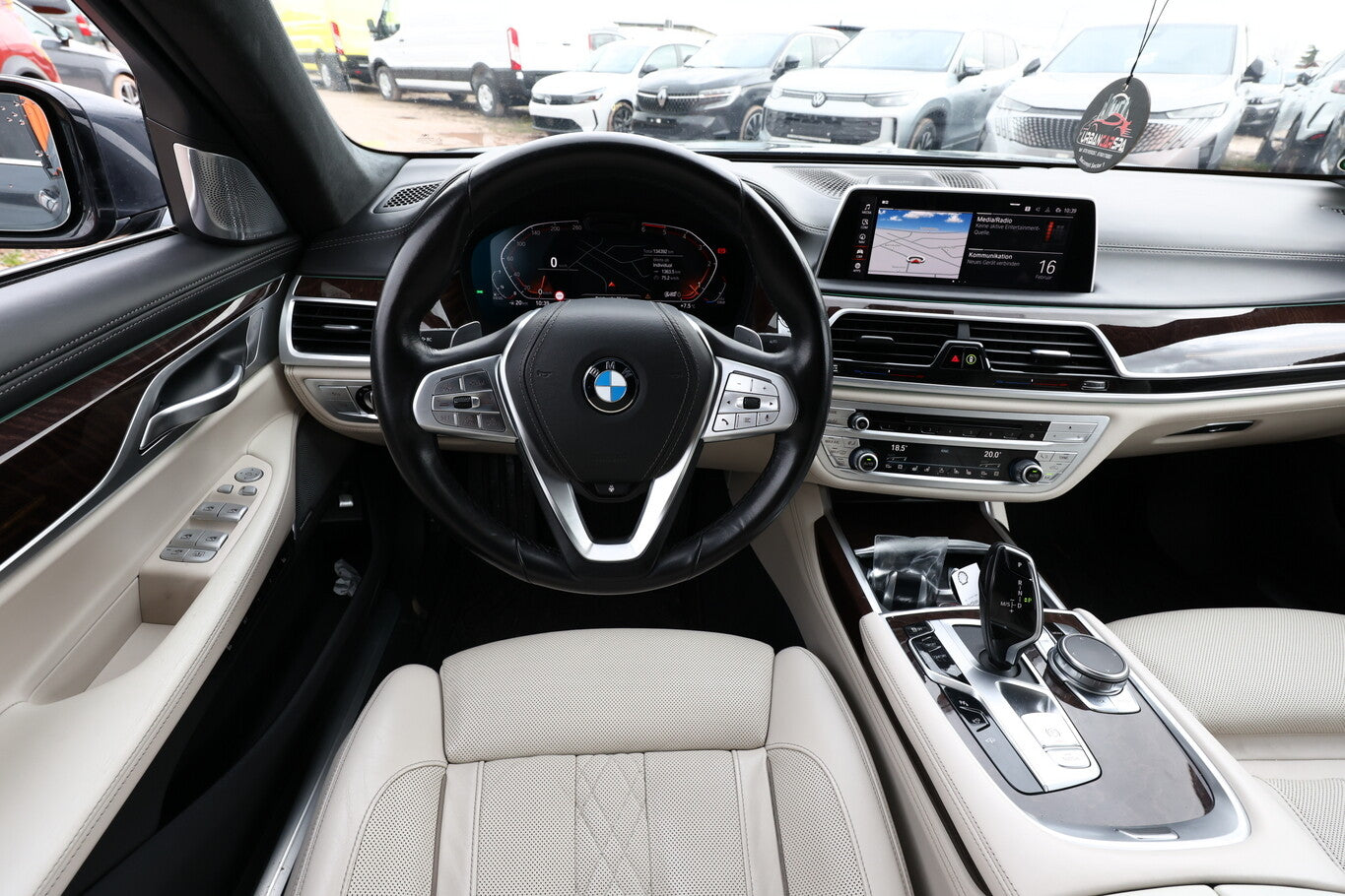 BMW 750Ld B/W InnovP FondE Pano NightV StandH SoftC 148007992 6