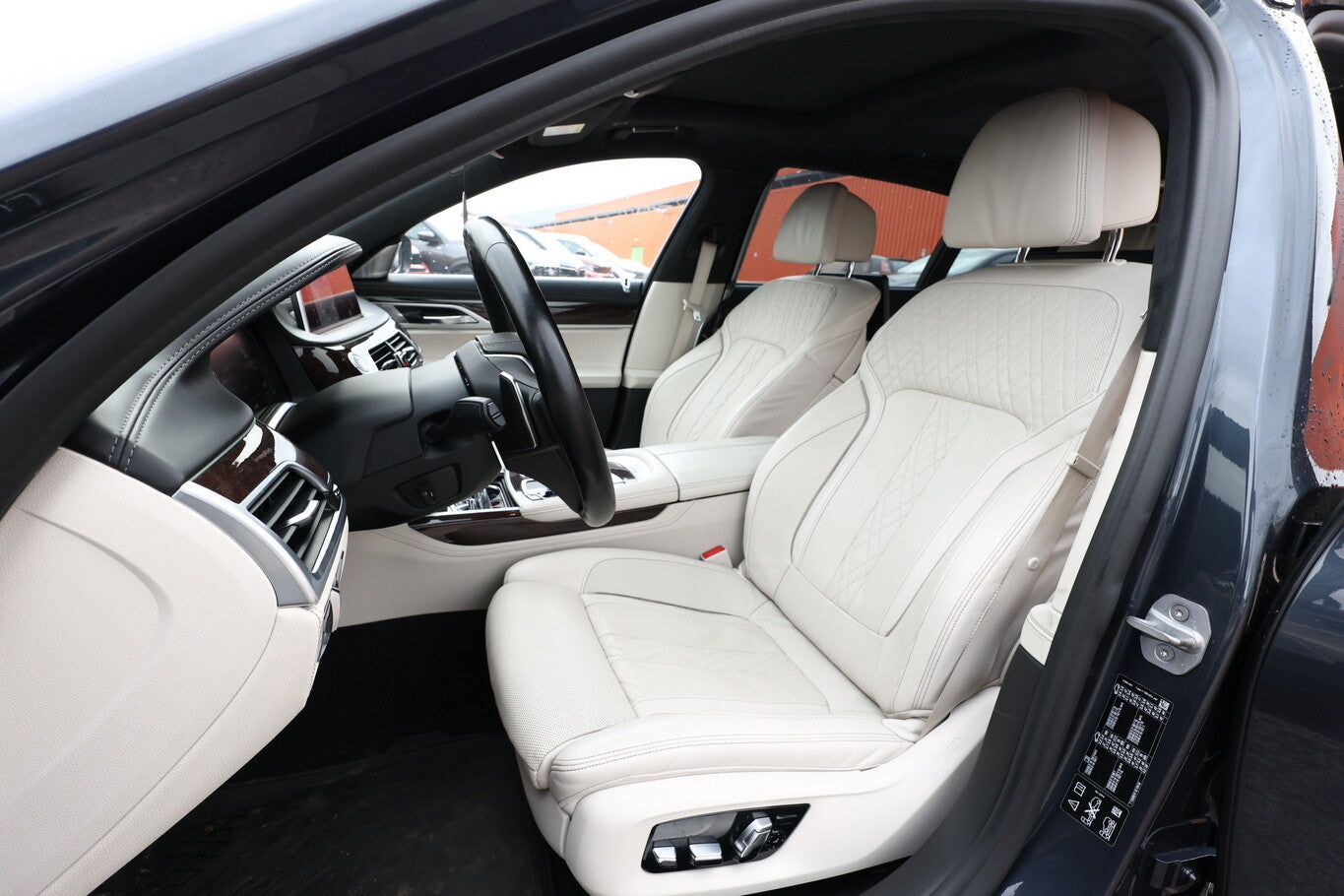 BMW 750Ld B/W InnovP FondE Pano NightV StandH SoftC 148007992 5