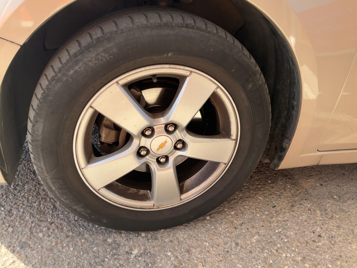 Neumático delantero izquierdo