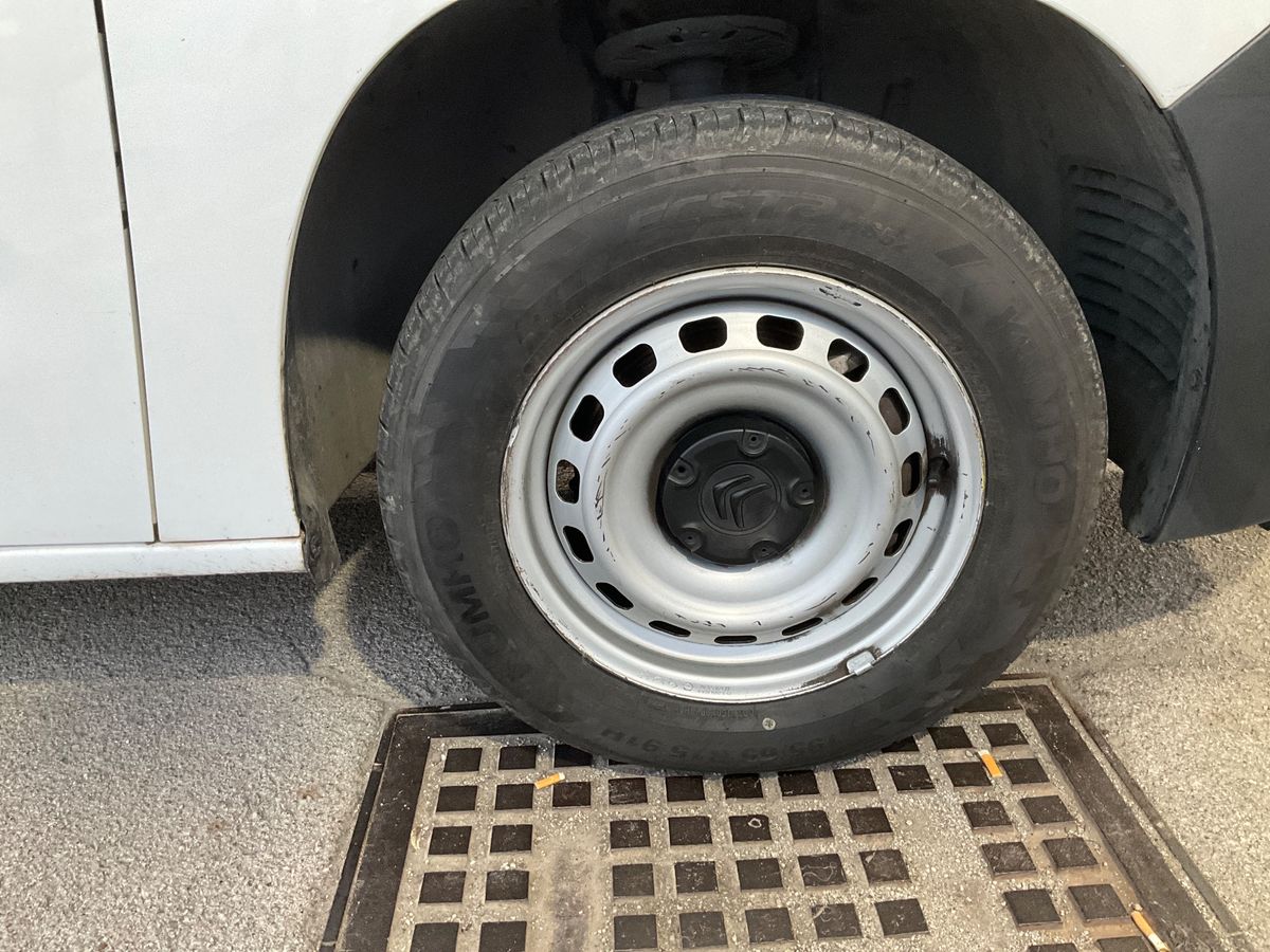 Neumático delantero derecho