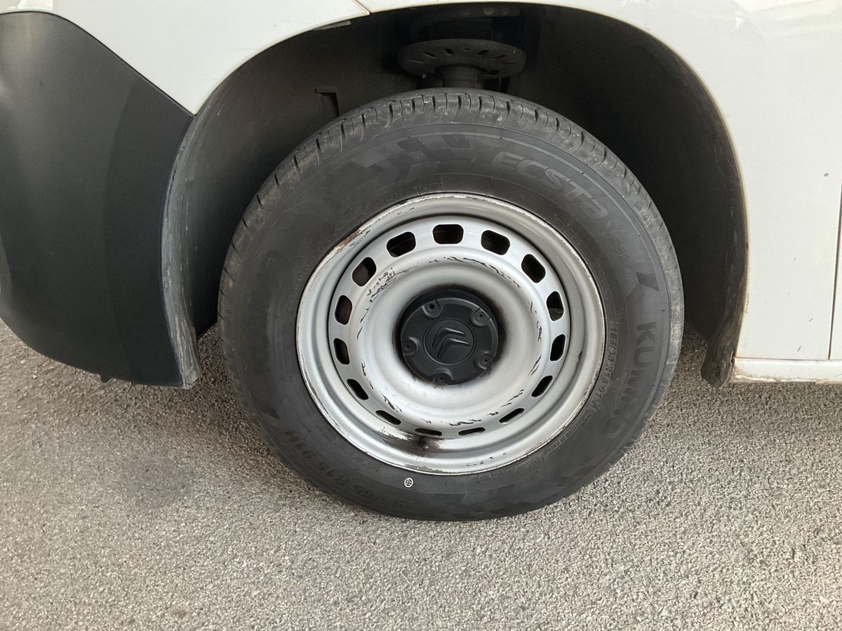 Neumático delantero izquierdo