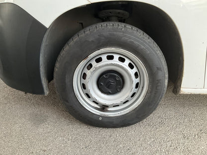 Neumático delantero izquierdo