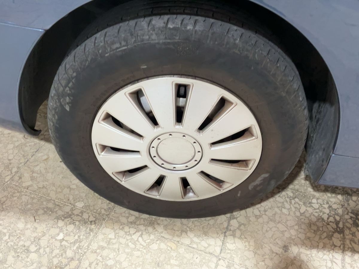 Neumático delantero izquierdo