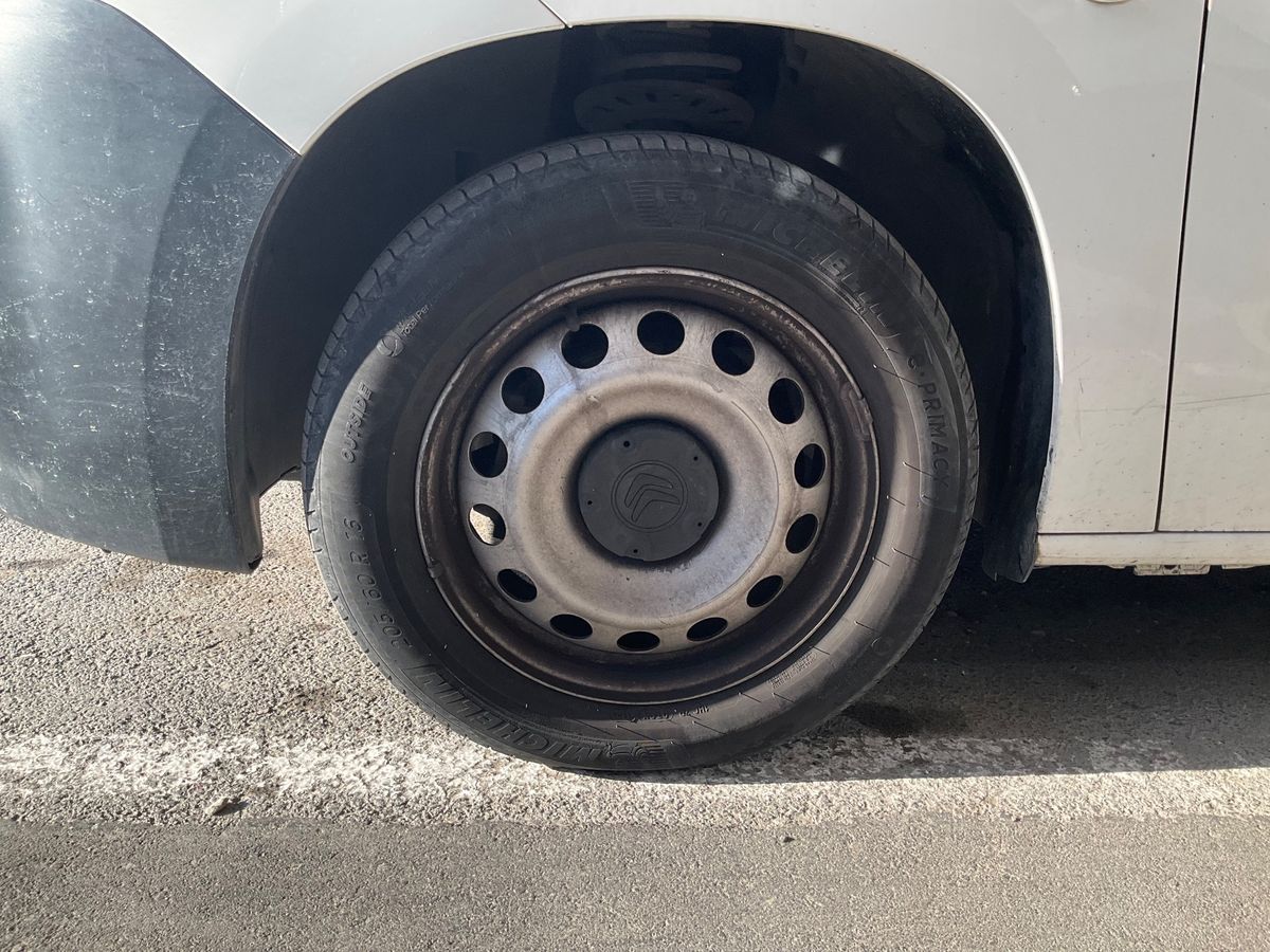 Neumático delantero izquierdo