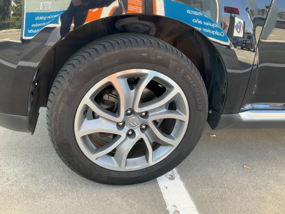 Neumático delantero izquierdo