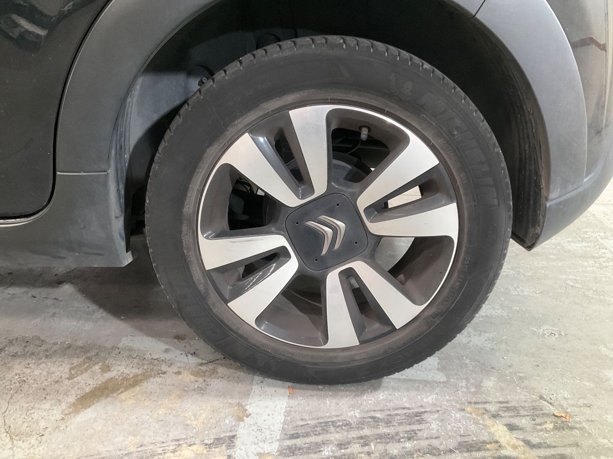 Neumático trasero izquierdo