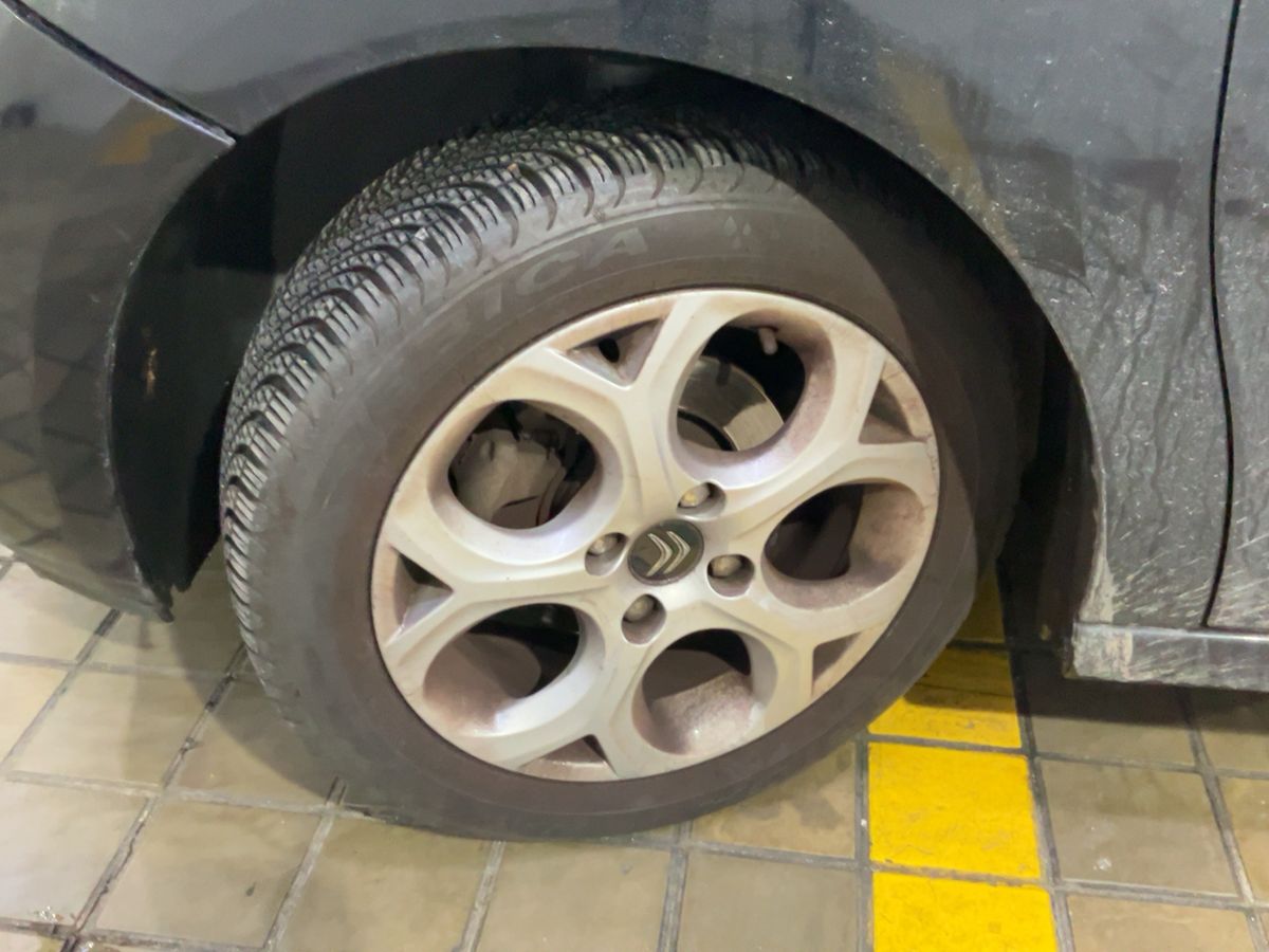 Neumático delantero izquierdo