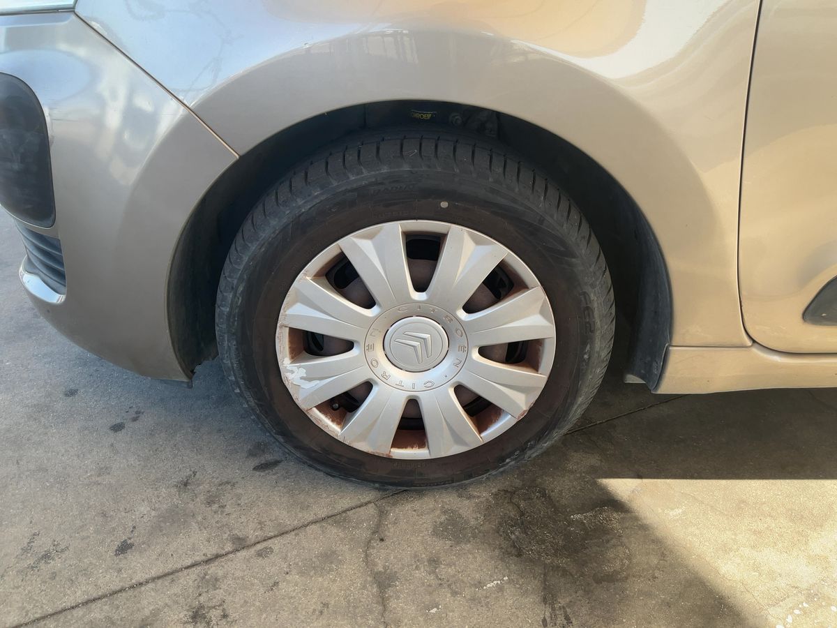 Neumático delantero izquierdo