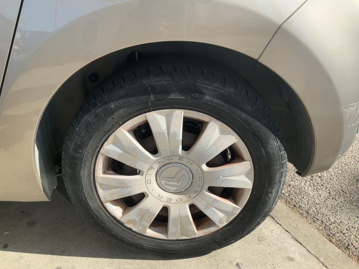 Neumático trasero izquierdo