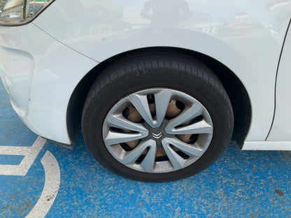 Neumático delantero izquierdo