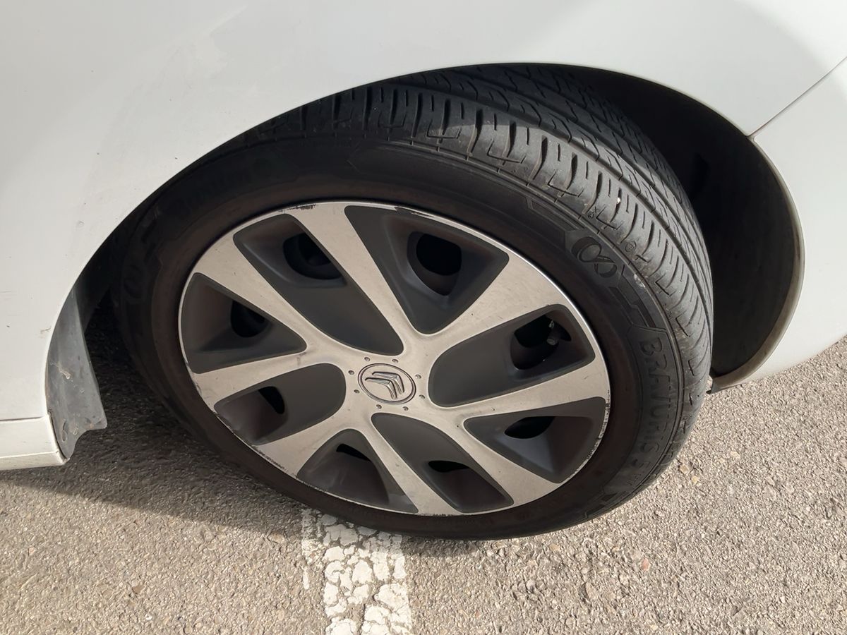 Neumático delantero derecho