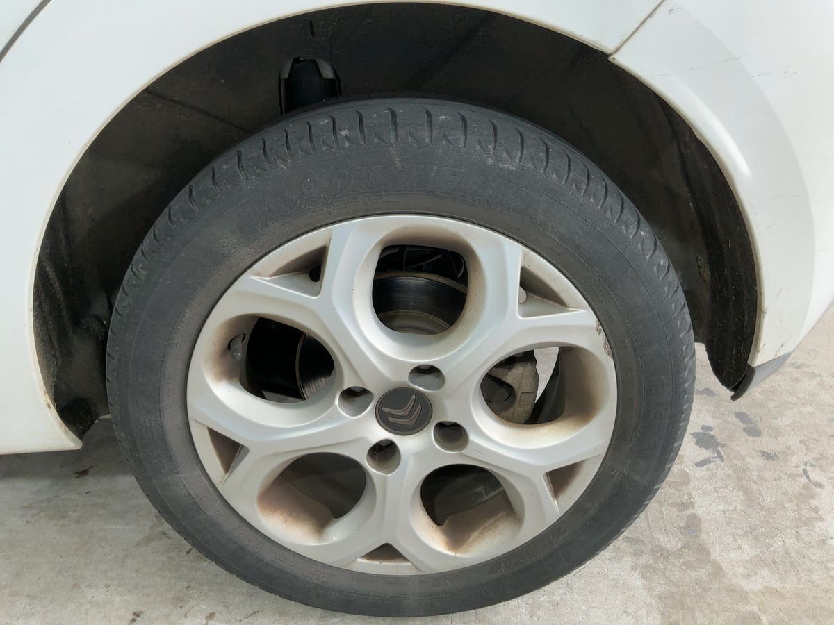 Neumático trasero izquierdo