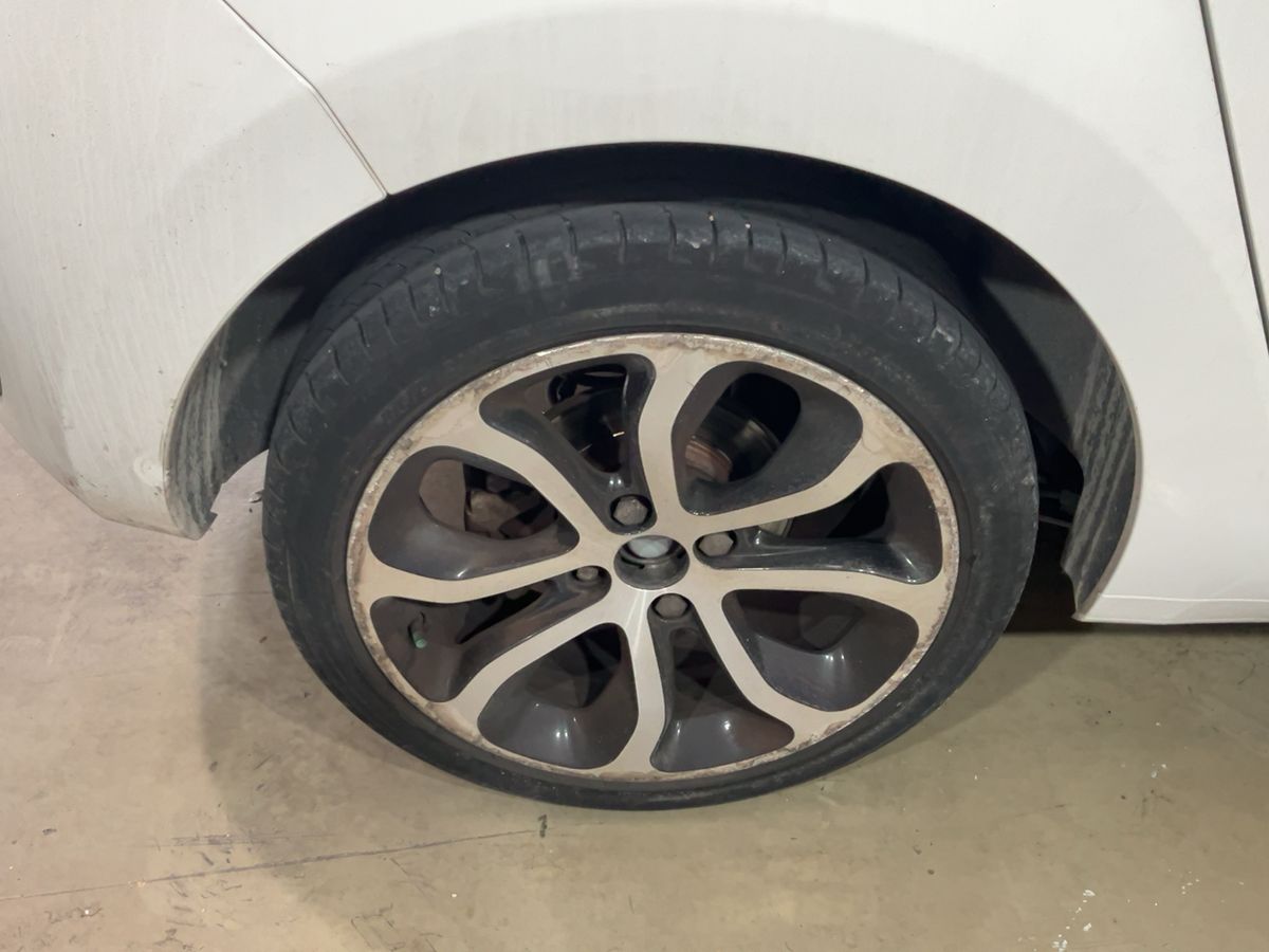 Neumático trasero derecho