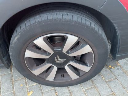 Neumático delantero derecho