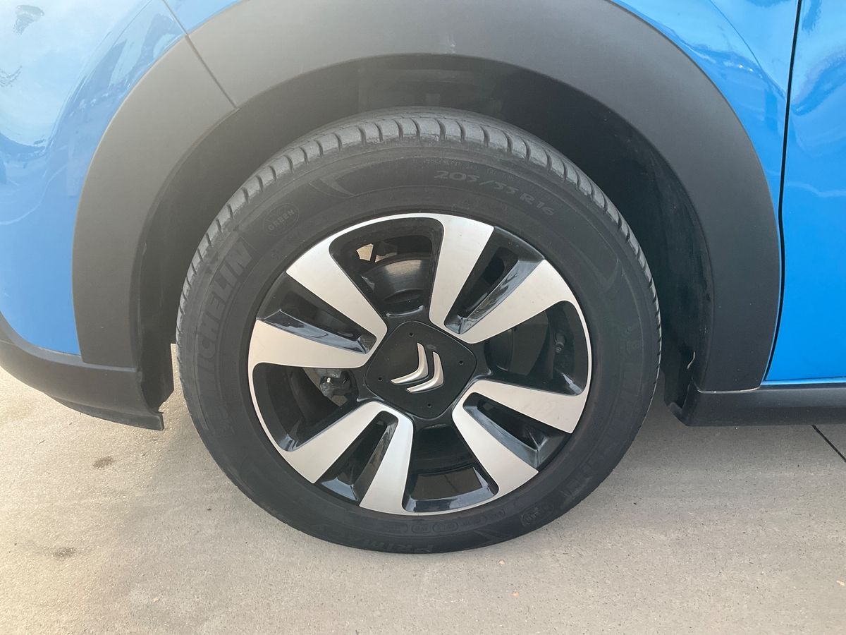 Neumático delantero izquierdo