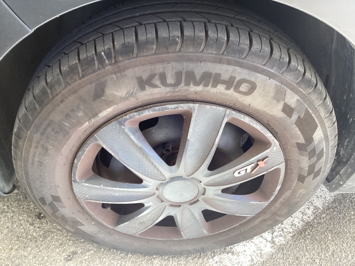 Neumático delantero izquierdo