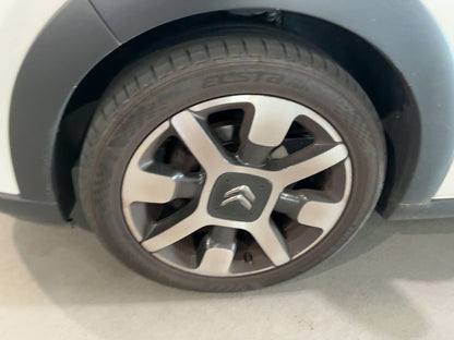 Neumático delantero izquierdo