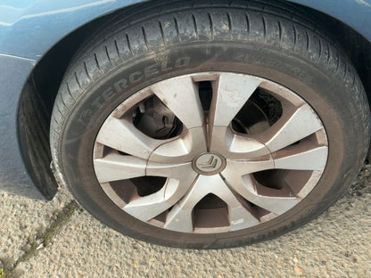 Neumático delantero izquierdo