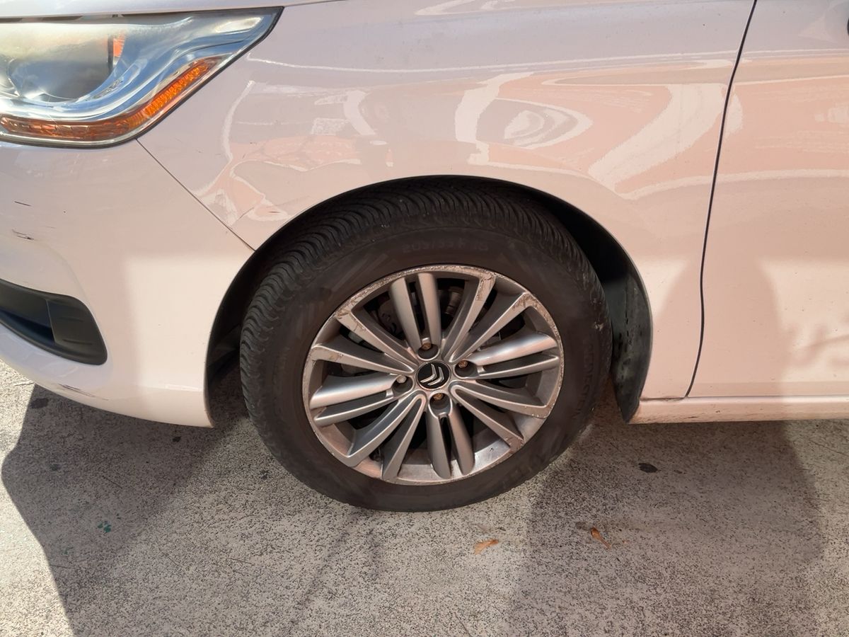 Neumático delantero izquierdo