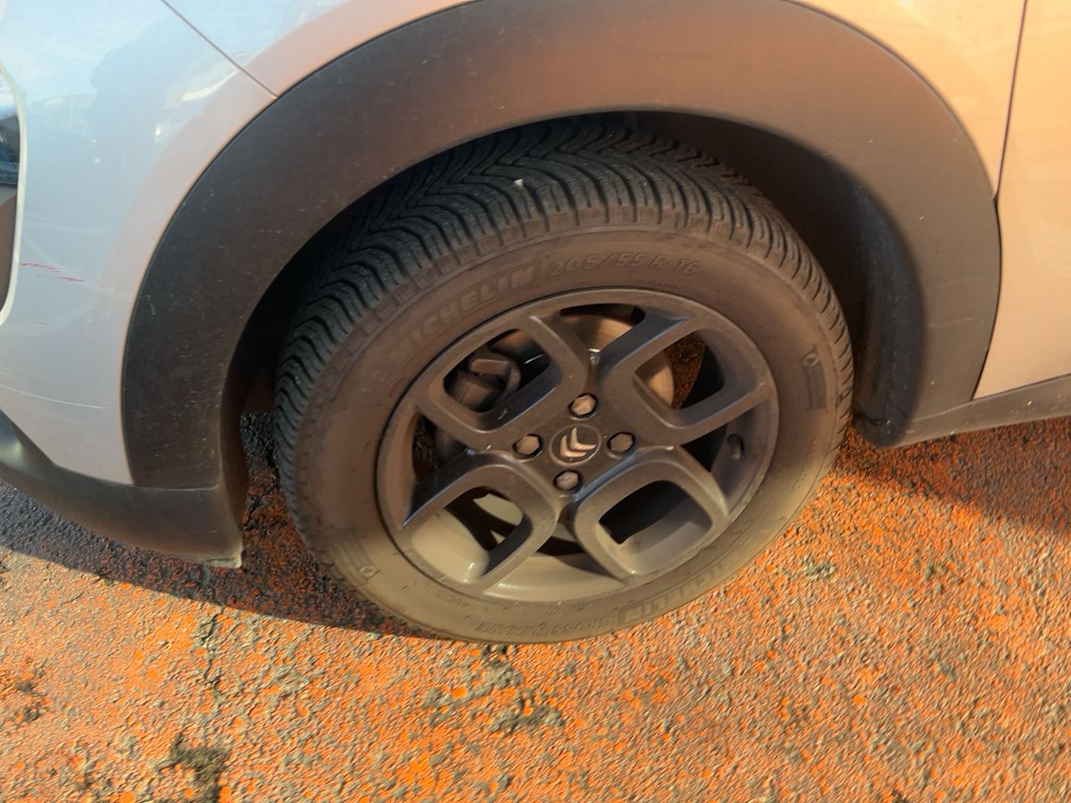 Neumático delantero izquierdo