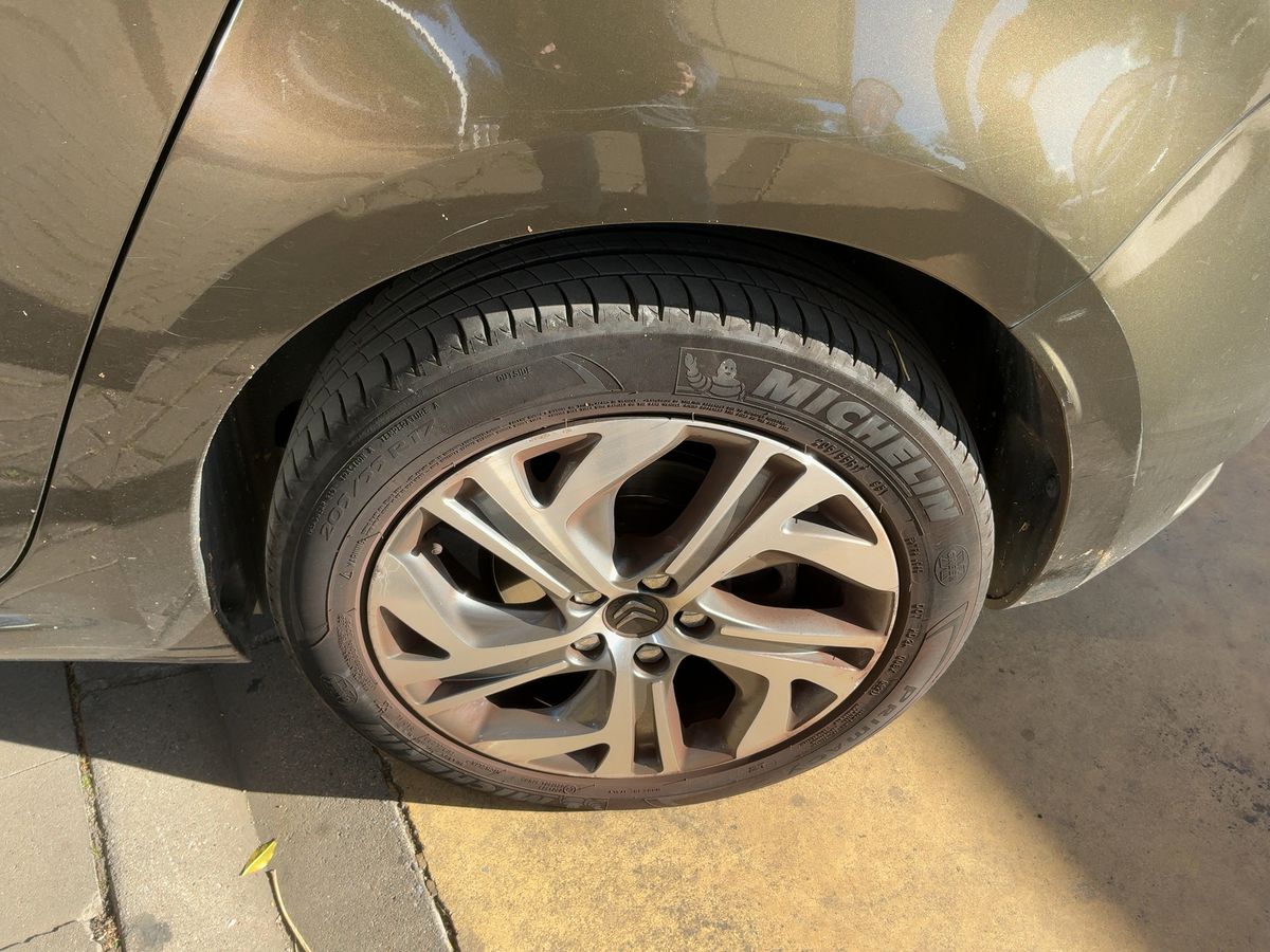 Neumático trasero izquierdo