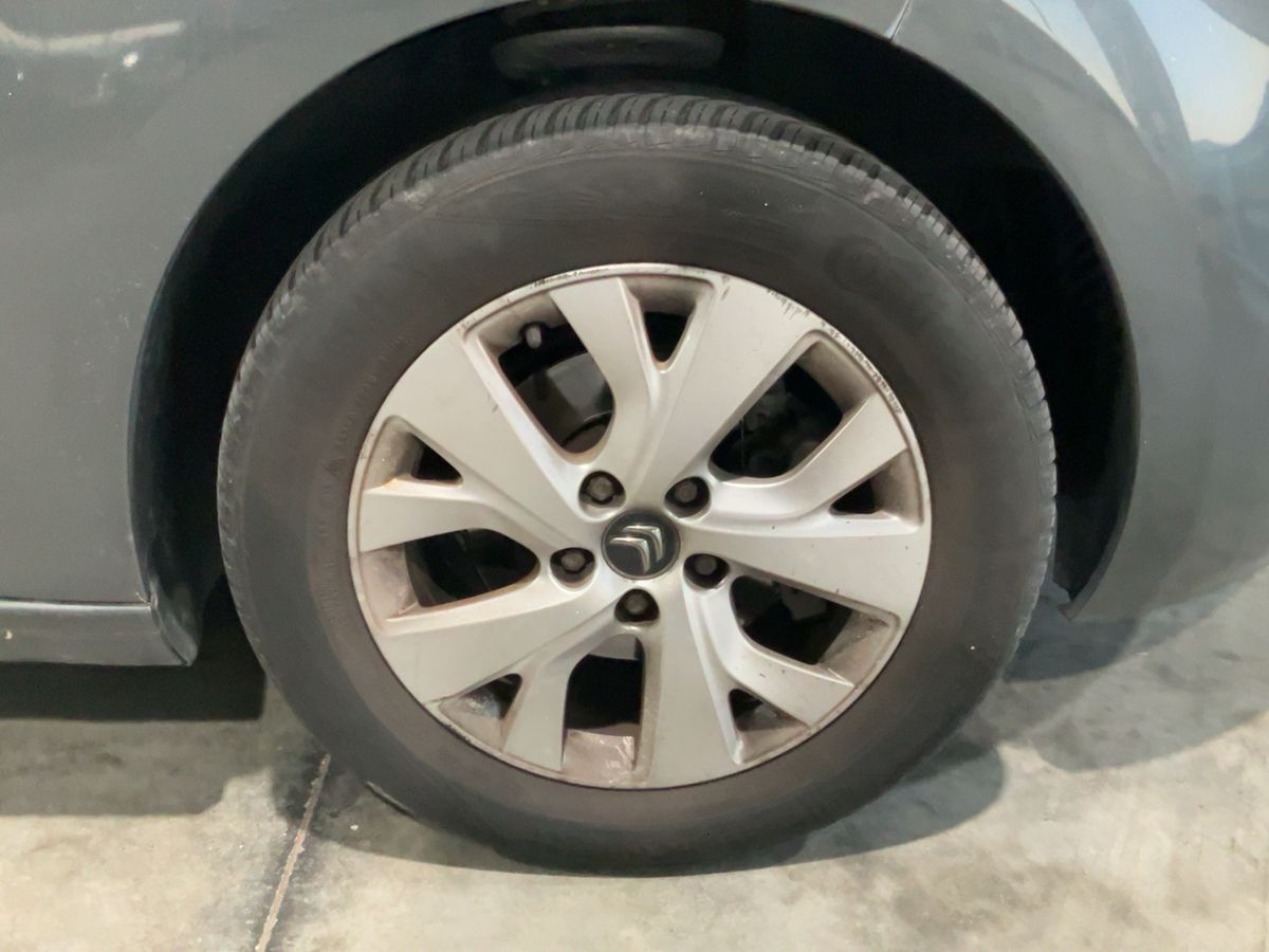 Neumático delantero derecho