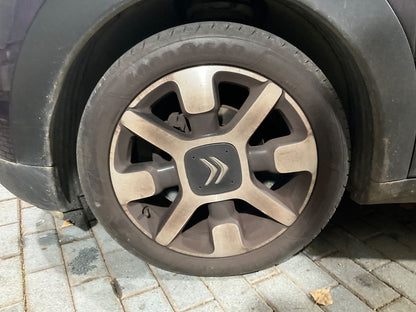 Neumático delantero izquierdo