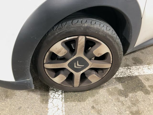Neumático delantero izquierdo