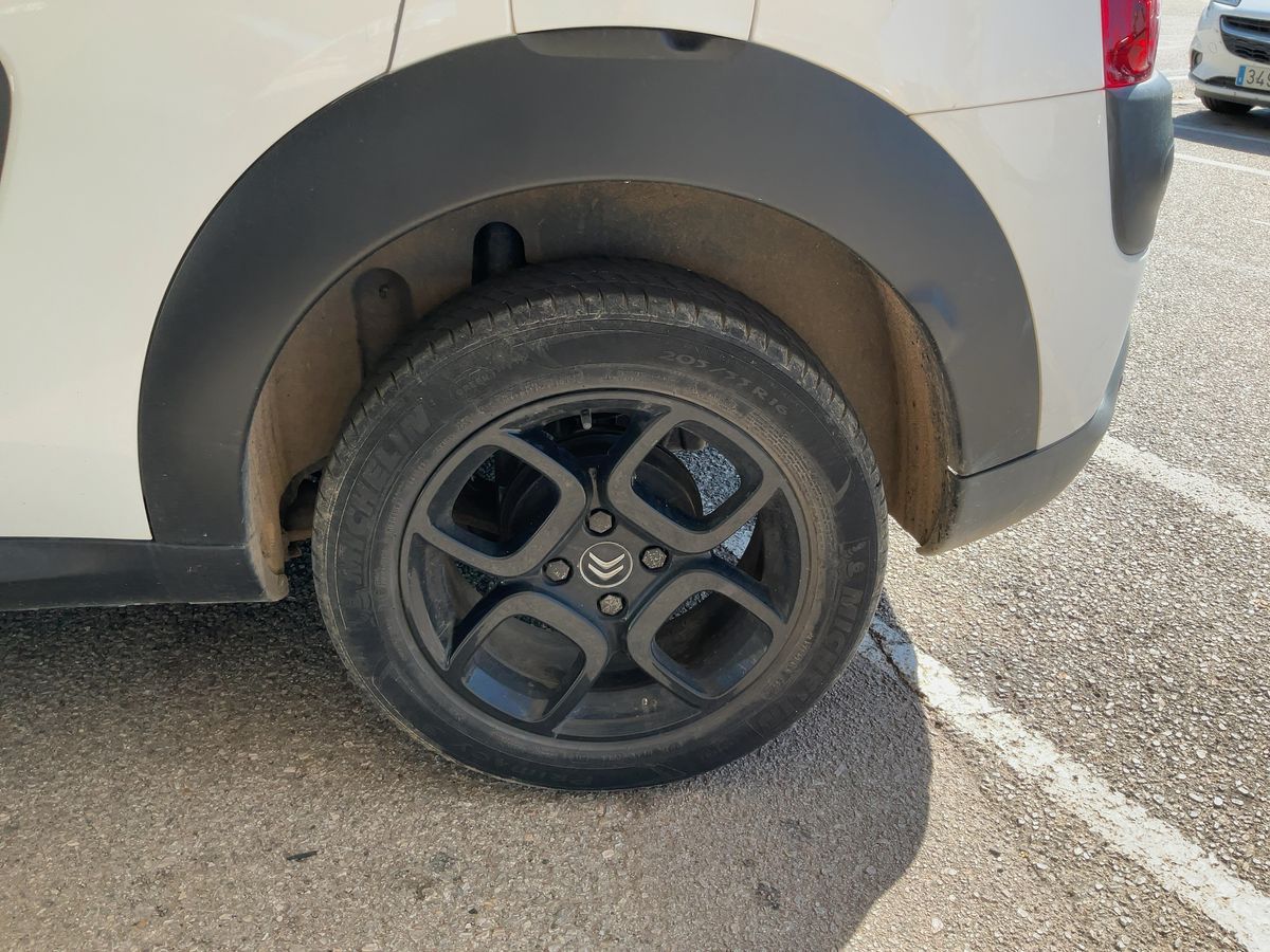 Neumático trasero izquierdo